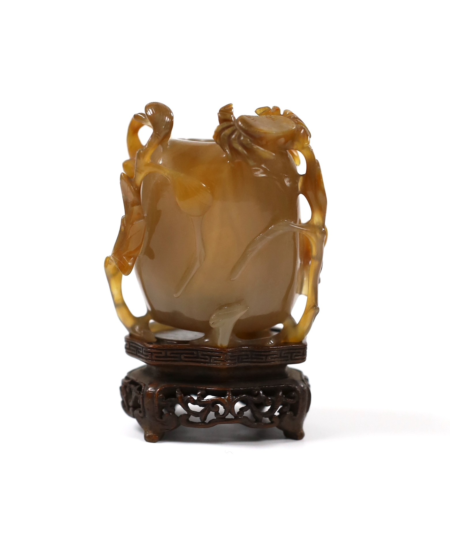 An early 20th century agate 'crab and weed' water pot, wood stand, total height 10cm